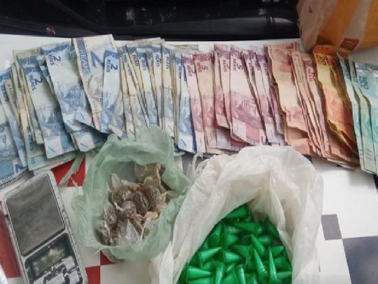 PM prende jovem e localiza 40 porções de maconha e crack escondidos em troncos de árvore