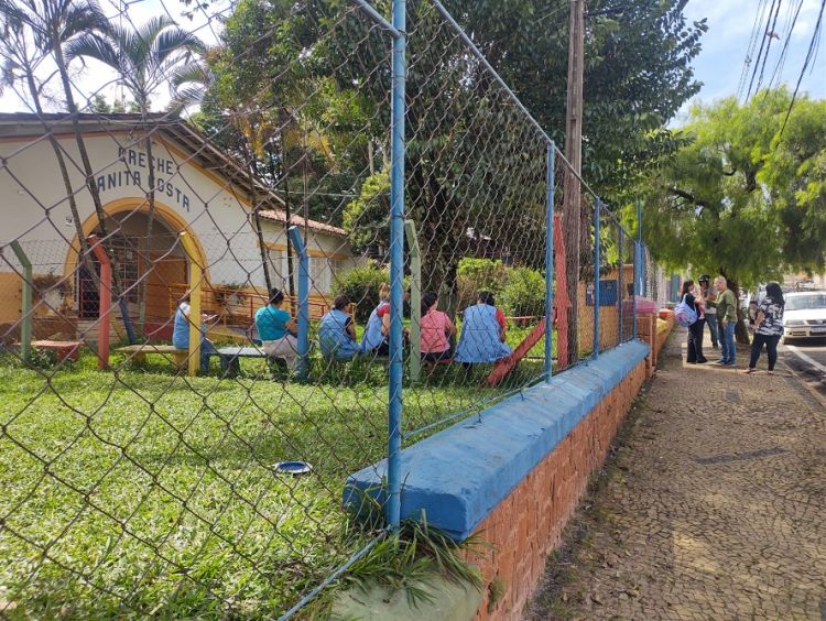 &quot;A creche não foi invadida&quot; afirma funcionária da escola Anita Costa