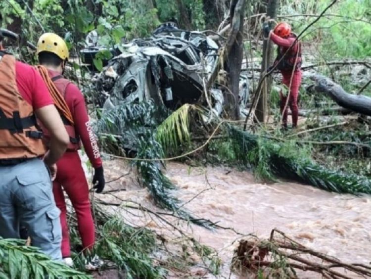 Bombeiros resgatam corpos de quatro pessoas em córrego de Araraquara