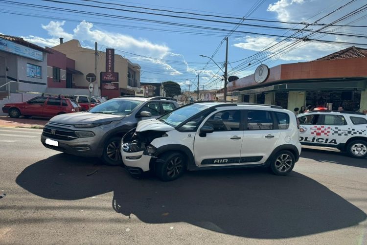 Dois veículos se envolvem em acidente no Centro