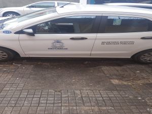 Internauta flagra carro da prefeitura obstruindo rampa de acesso para deficientes