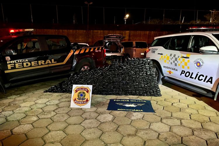 Motorista foge de abordagem e abandona carro com 500 kg de maconha