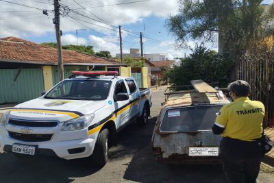 Agentes de trânsito retiraram das ruas mais de 90 veículos em situação de abandono