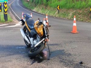 Motociclista fica ferido após acidente em trevo da SP-255