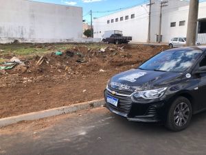 Fiscalização orienta proprietários de terrenos no Parque São José