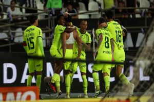 Palmeiras arranca virada heroica no segundo tempo e reduz vantagem do Botafogo para três pontos no Brasileiro