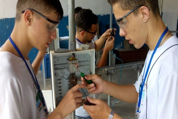 Projeto social em Itu (SP) ensina o ofício da arte de restauração para adolescentes em situação de vulnerabilidade social