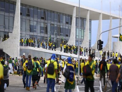 STF inicia julgamento de denúncias contra envolvidos em atos golpistas