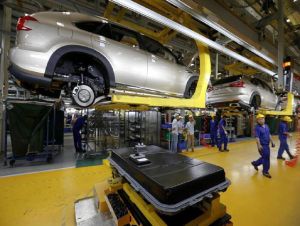 Os carros elétricos usam cerca de seis vezes mais minerais raros do que os veículos convencionais por causa da bateria Foto: Bobby Yip/Reuters