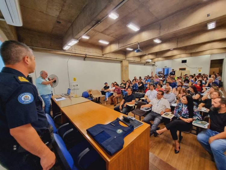 Secretarias de educação e segurança pública se reúnem com diretores de escola para debater segurança nas unidades de ensino