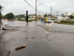 Serviços Públicos realiza limpeza do córrego do Mineirinho, mas volta a transbordar na tarde de hoje