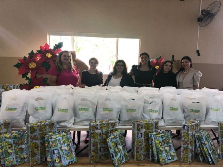 ACISC entrega presentes e Natal em ONG e Creche