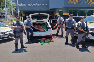 Carro com placas falsas é apreendido com 600 kg de maconha