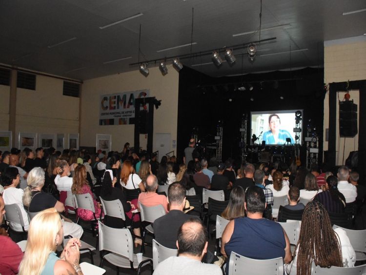 Homenagem ao músico Makk da banda Doce Veneno lota palco do Cemac