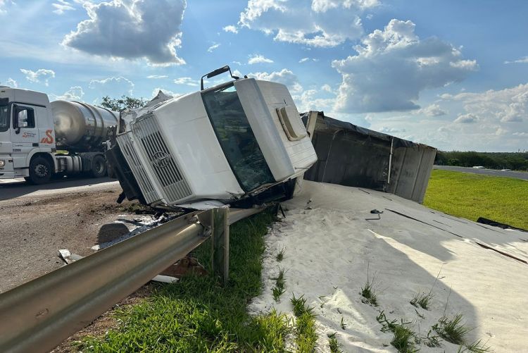 Caminhão desgovernado acerta três veículos na rodovia SP-310