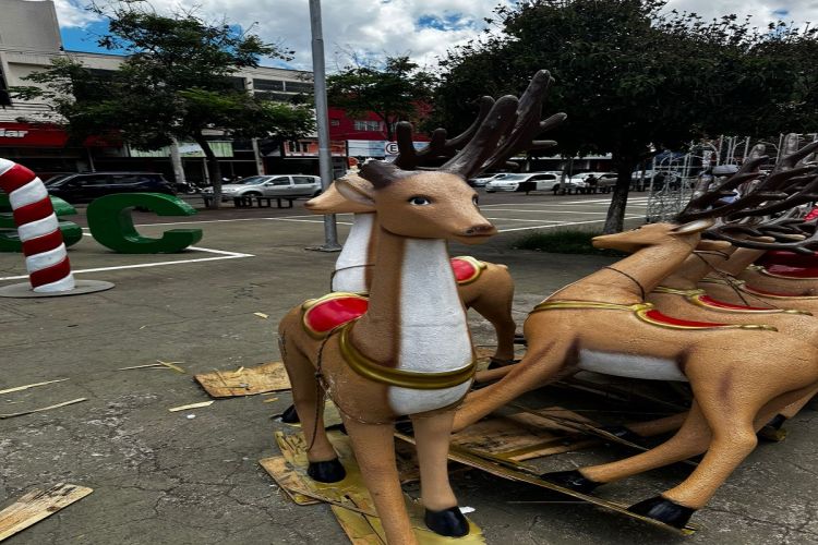 Vândalos depredam enfeites natalinos na Praça do Mercado Municipal