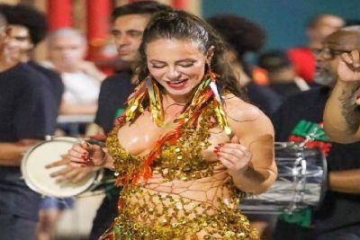 Paolla Oliveira ensaia para o Carnaval com look metálico super ousado