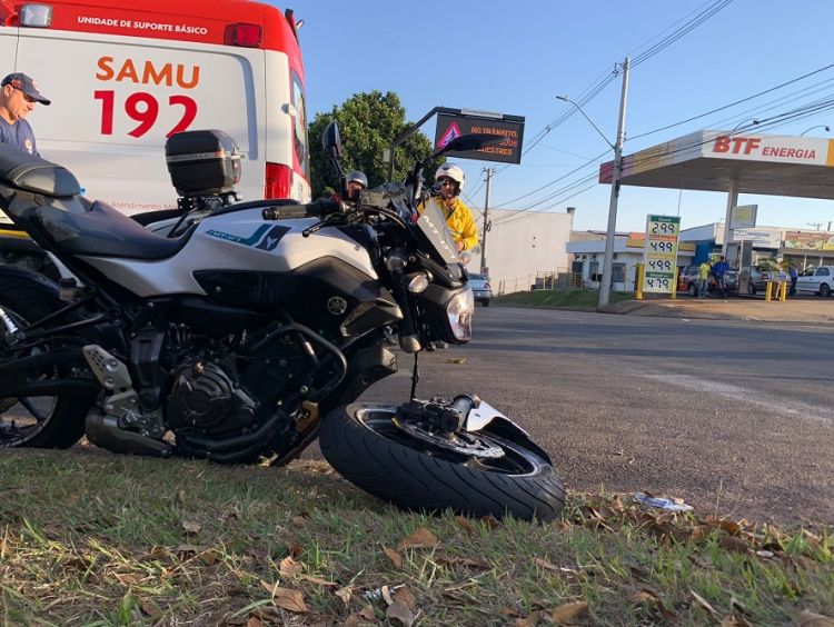 Acidente destrói frente de moto no Jardim Botafogo