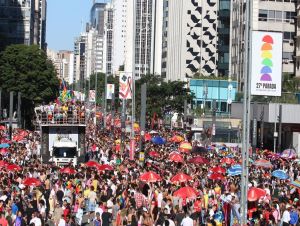 Parada LGBT une luta por políticas e festa na Avenida Paulista