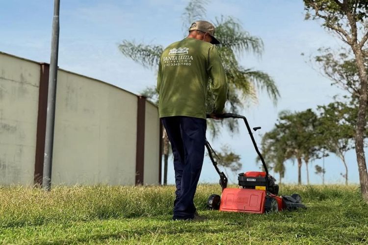 Prefeitura de Ibaté realiza manutenção de roçagem no Cemitério Municipal