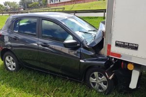 Motorista acerta traseira de caminhão próximo ao trevo da Tangará