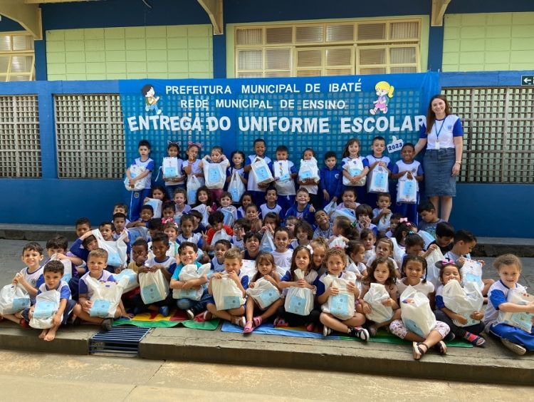 IBATÉ | Prefeitura inicia a entrega dos uniformes para alunos da rede municipal de ensino