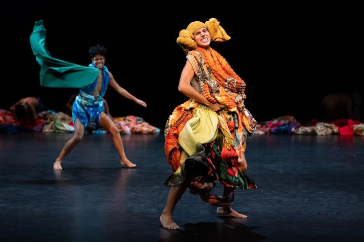 Sesc São Carlos traz espetáculo de dança com Lia Rodrigues (Em) Companhia de Danças (RJ)