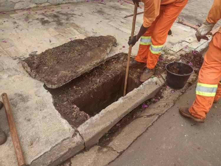 Secretaria de Serviços Públicos realiza limpeza de 220 bueiros