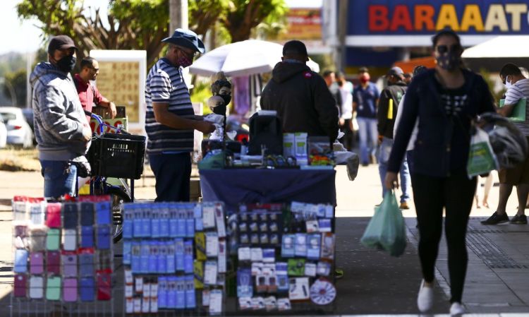 Departamento de fiscalização orienta ambulantes sobre feriado de finados