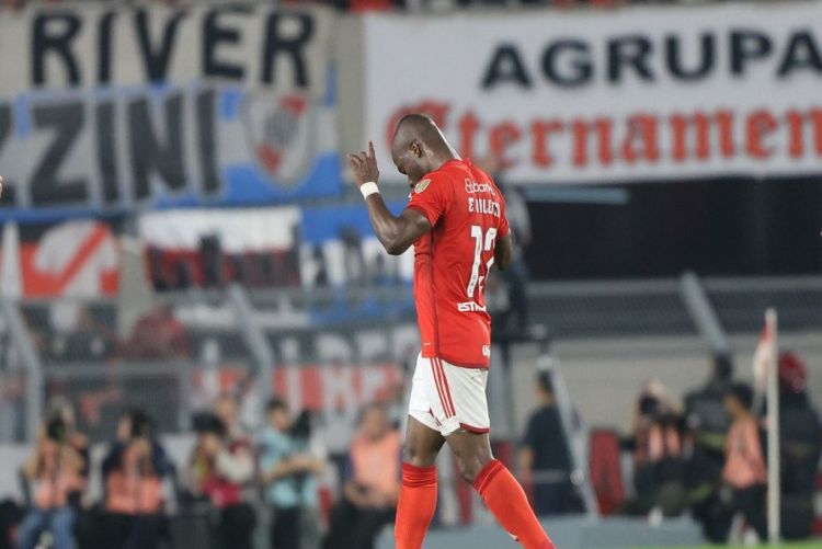 Internacional vence Bolívar e fica perto da semifinal da Libertadores