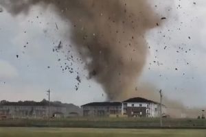 Vídeo mostra violência do tornado que devastou cidade nos Estados Unidos