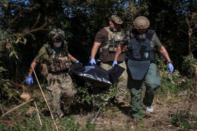 Ucrânia recolhe corpos de soldados russos em &quot;estrada da morte&quot; para trocar com Moscou