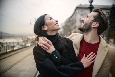 Homens são mais atraentes aos 50 anos e mulheres aos 18, revela estudo