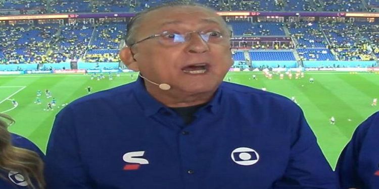 Galvão Bueno solta a voz com Voa Canarinho durante transmissão do jogo da seleção brasileira