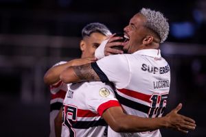 São Paulo bate Criciúma e cola no G6 do Brasileirão