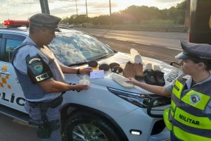 PM prende 4 passageiros de ônibus com drogas escondidas em tênis e roupas íntimas