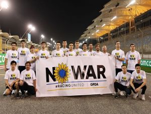 Pilotos da F1 protestam contra guerra na Ucrânia no Circuito de Sakhir, palco da pré-temporada da F1 2022. Ação foi da Associação de Pilotos, mas não houve qualquer negativa da FIA 