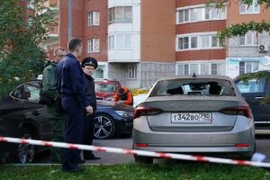 Policiais russos isolam área atingida por queda de drone ucraniano em Krasnogorsk, a 20 quilômetros do centro de Moscou