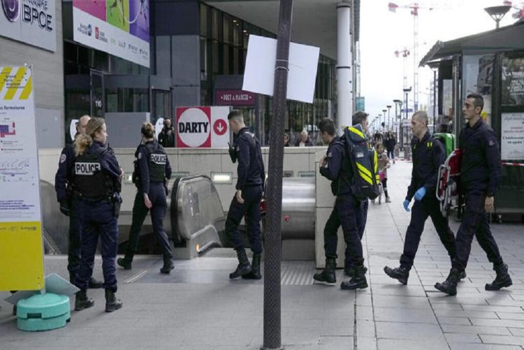 Polícia francesa atira oito vezes em mulher que ameaçava &#039;se explodir&#039; em estação do metrô de Paris